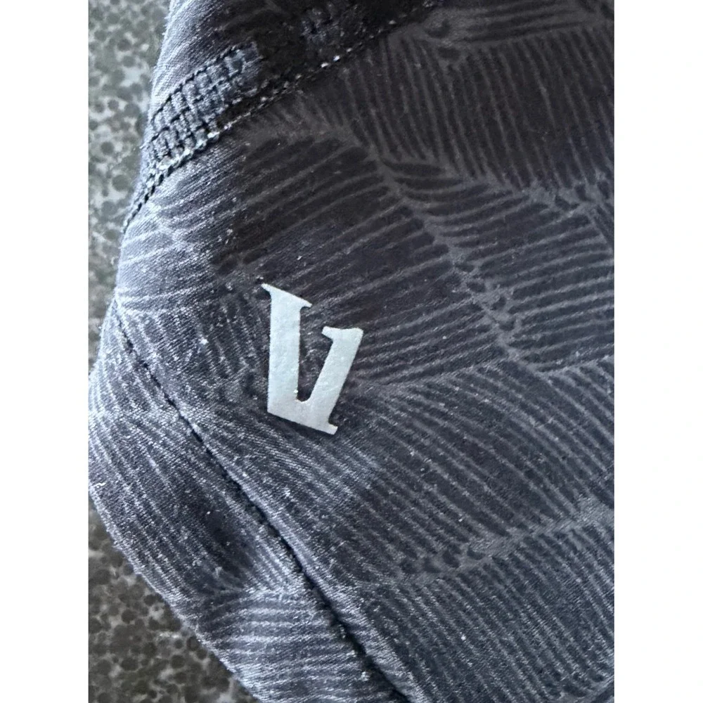 Vuori Clementine Running Shorts Gray Black Wave Print Womens Small VW333 EUC Gym